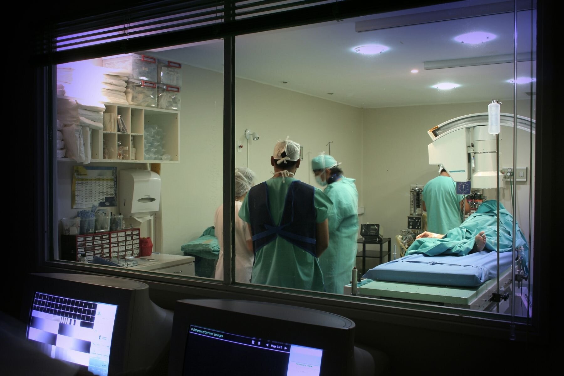 Helsepersonell inne på operasjonsstue Helsepersonell inne på operasjonsstue