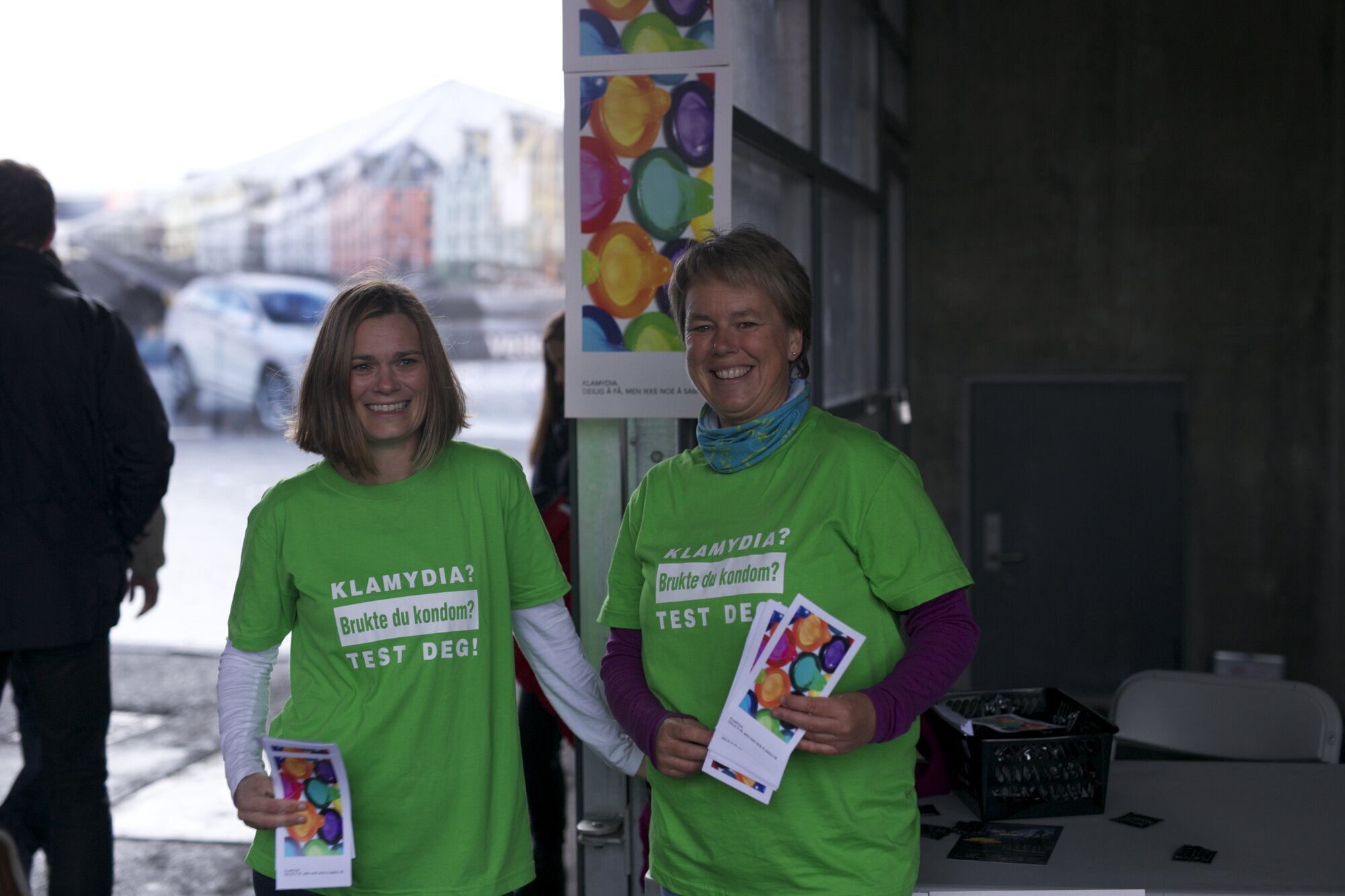Helsesøstrene Wenche Skarbø og Britt S. Skuseth på stand under Jugendfestivalen i Ålesund. Bildet viser helsesøstrene Wenche Skarbø og Britt S. Skuseth på stand under Jugendfestivalen i Ålesund.