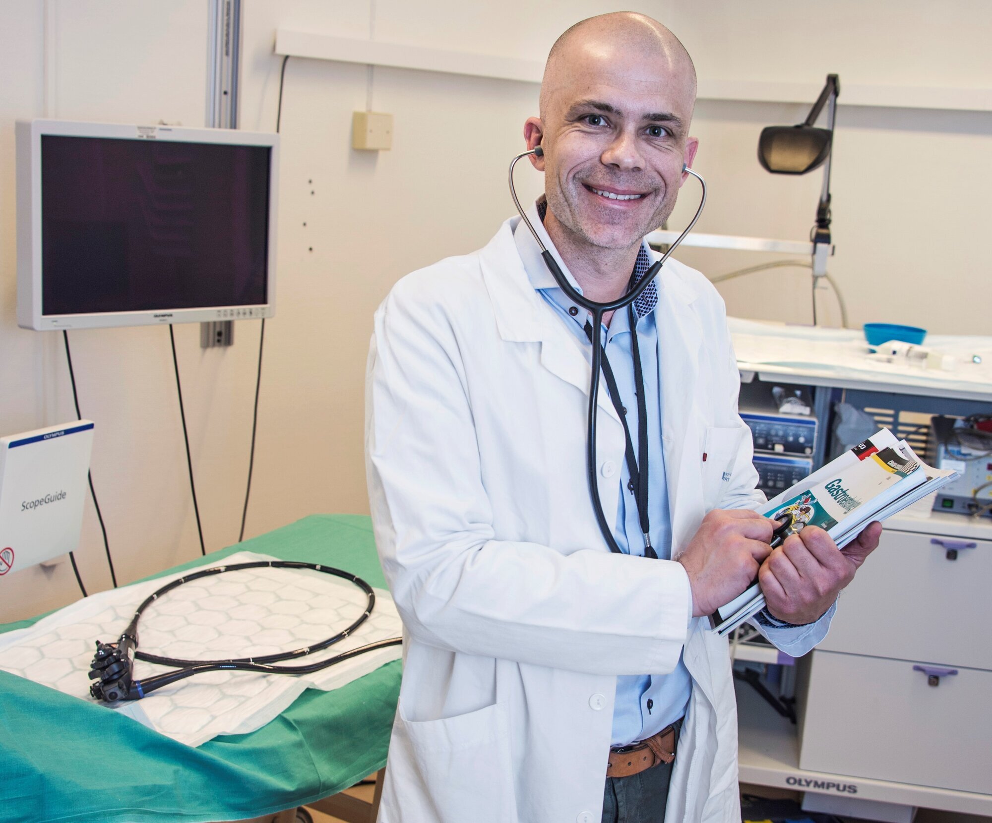 Professor Lars-Petter Jelsness-Jørgensen mener vi trenger forskning nær klinisk praksis. Bilde av professor Lars-Petter Jelsness-Jørgensen ute i klinikken