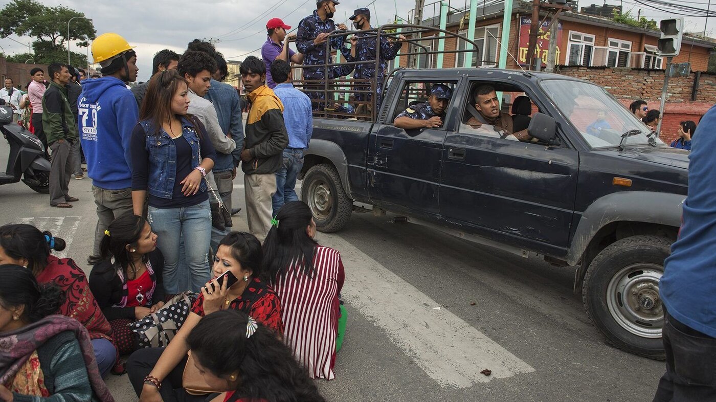 Nepal. Jordskjelv i Kathmandu. Politi og ambulanser passerer i ektrem fart.