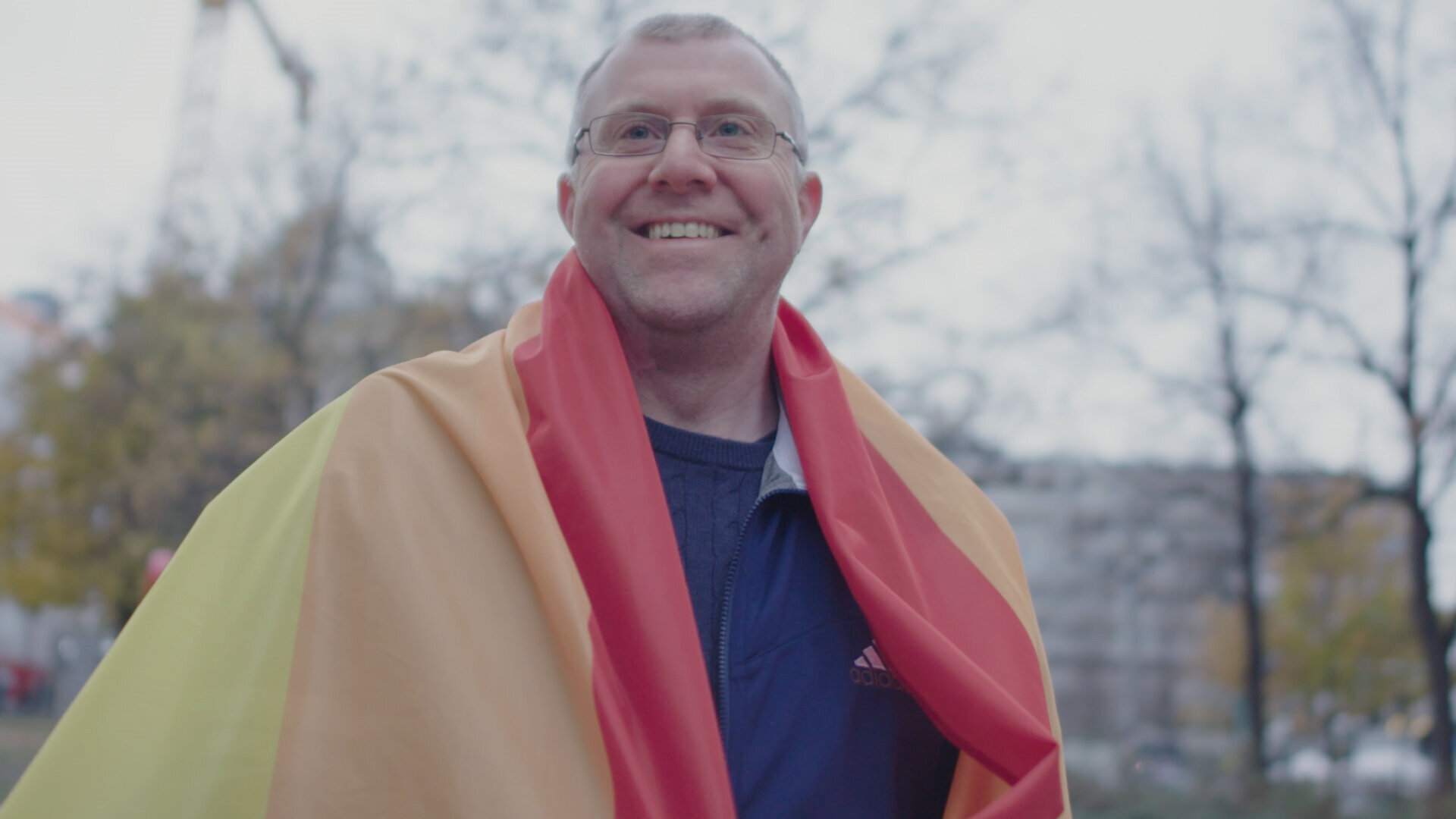 Ole Kristian Joten, Livet har mange fargar Bildet viser Ole Kristian Joten med et pride-flagg over skuldrene.