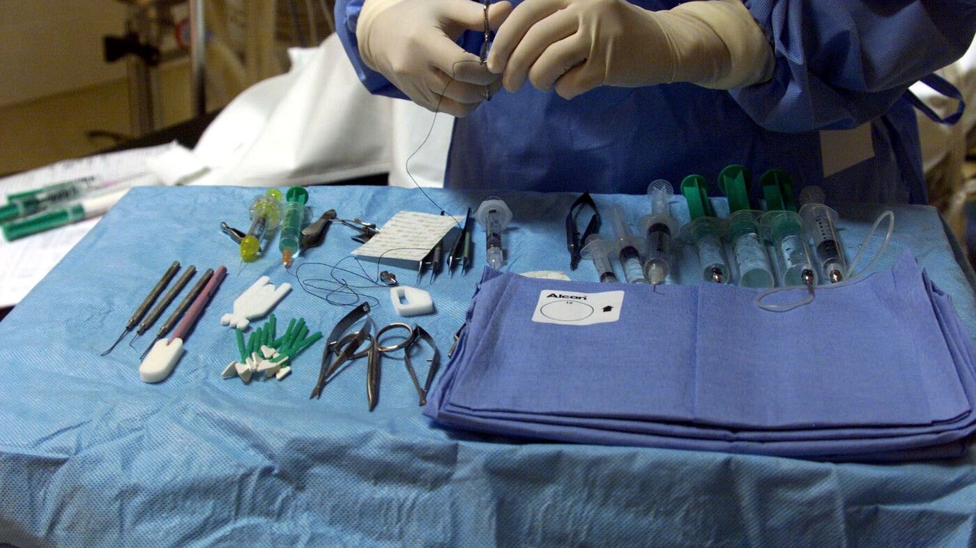 Nærbilde av brett med operasjonsinstrumenter