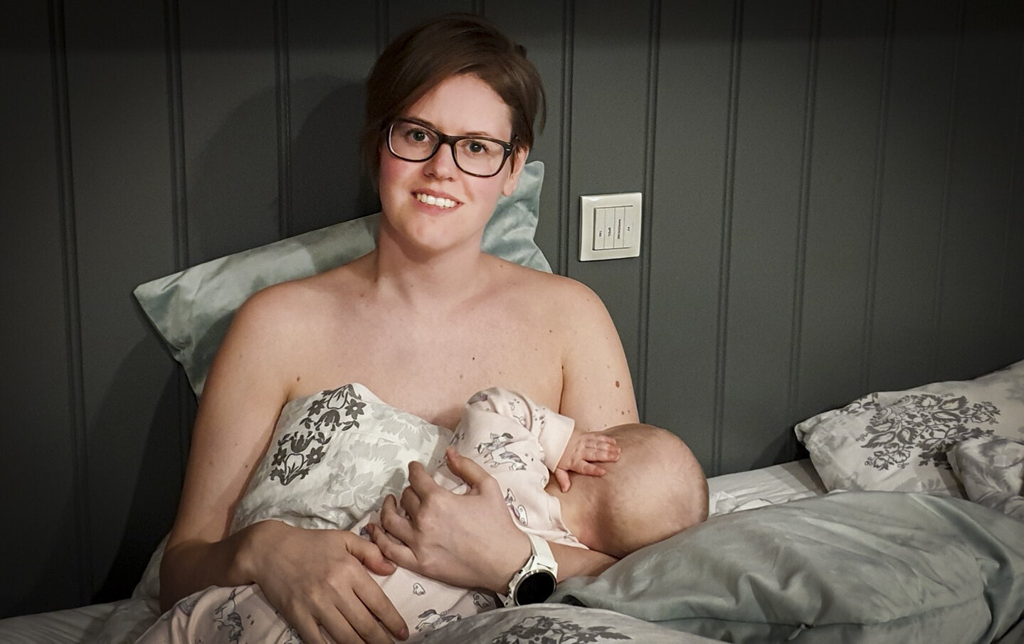 Caroline Åkerøy ammer datteren sin Bildet viser Caroline Åkerøy som ammer datteren sin