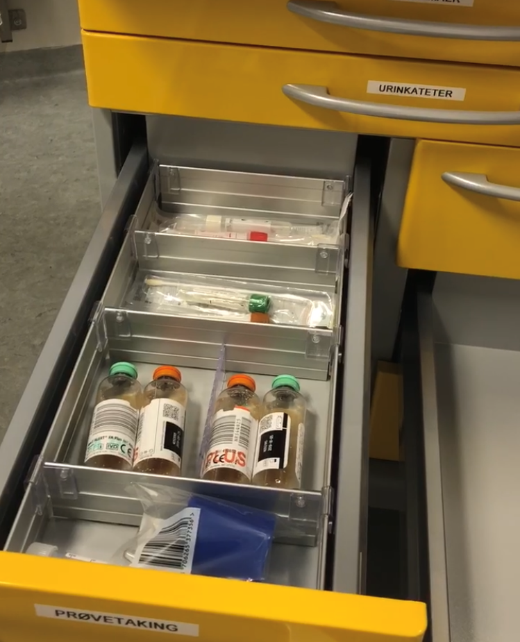 sepsis, sepsistralle, UNN Bildet viser sepsistrallen med en skuff trukket ut for å vise innholdet.