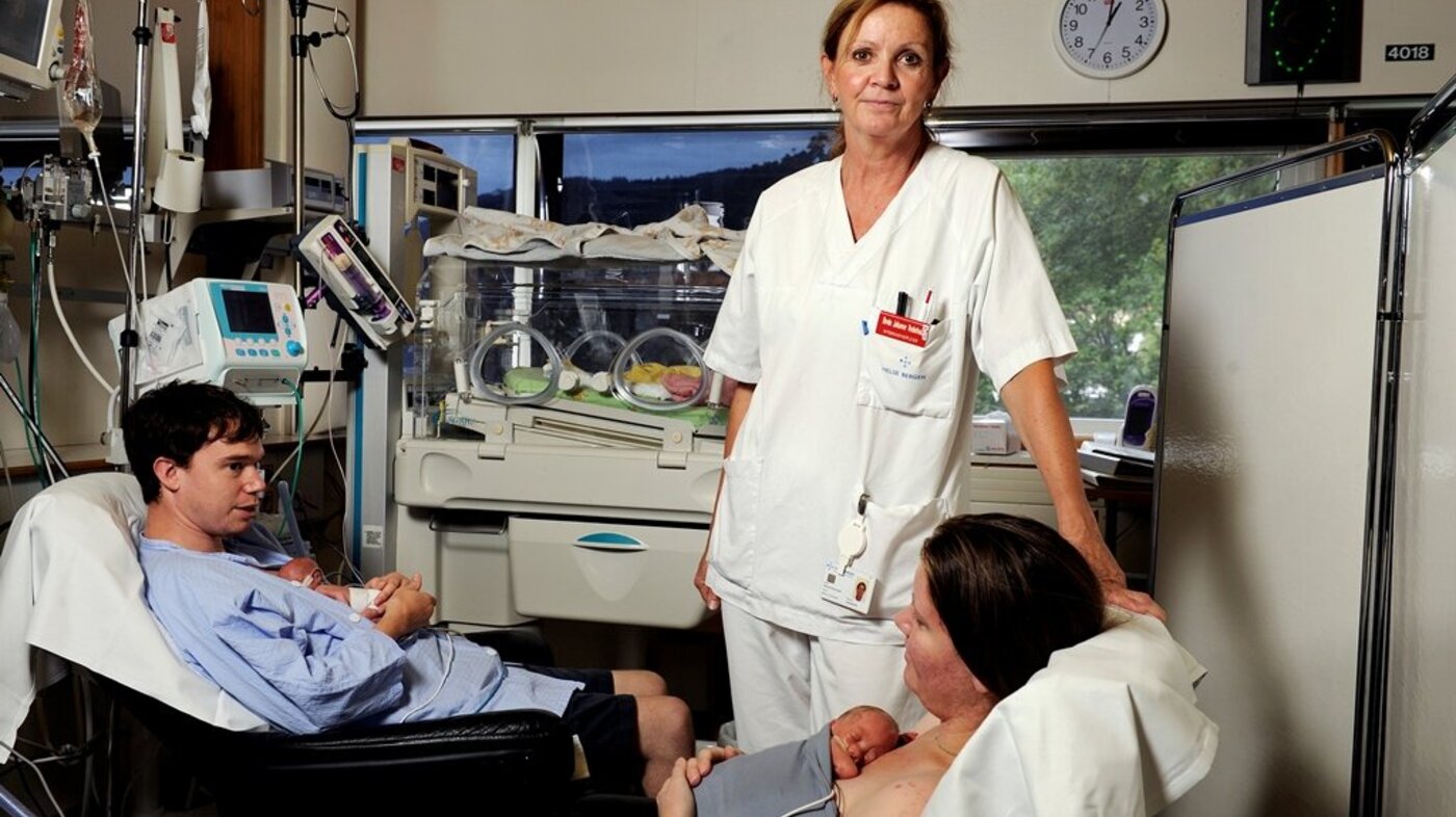 Intensivsykepleier Bente Johanne Vederhus sammen med et foreldrepar med hver sin nyfødte tvilling på brystet, på Barneklinikken ved Haukeland sykehus
