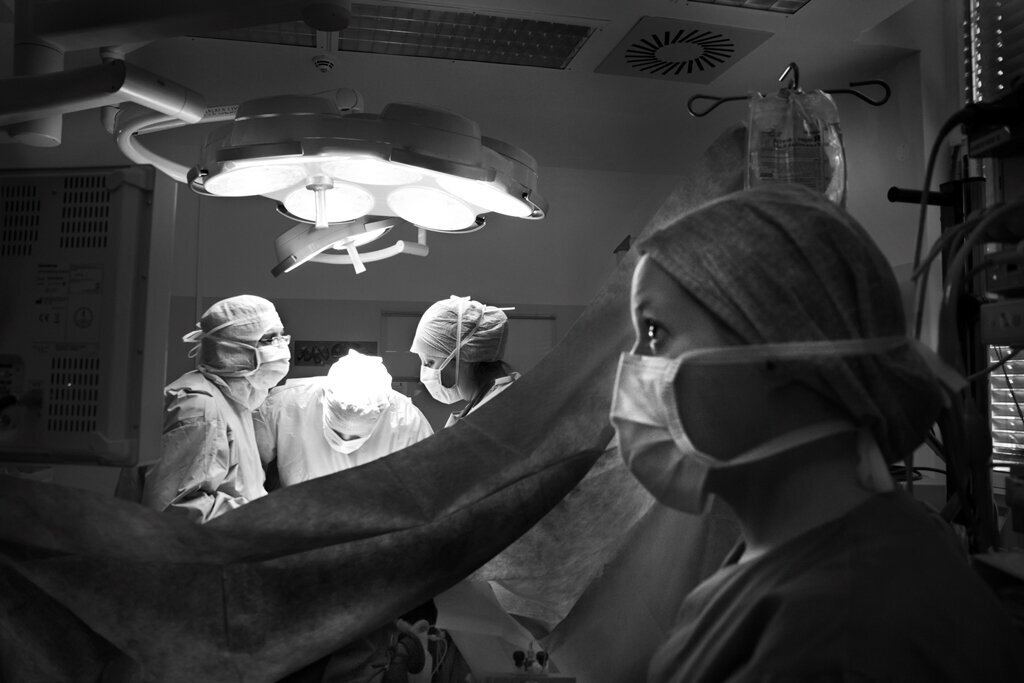 Operasjon-, anestesi- og intensivsykepleie Bilde fra operasjonsstua