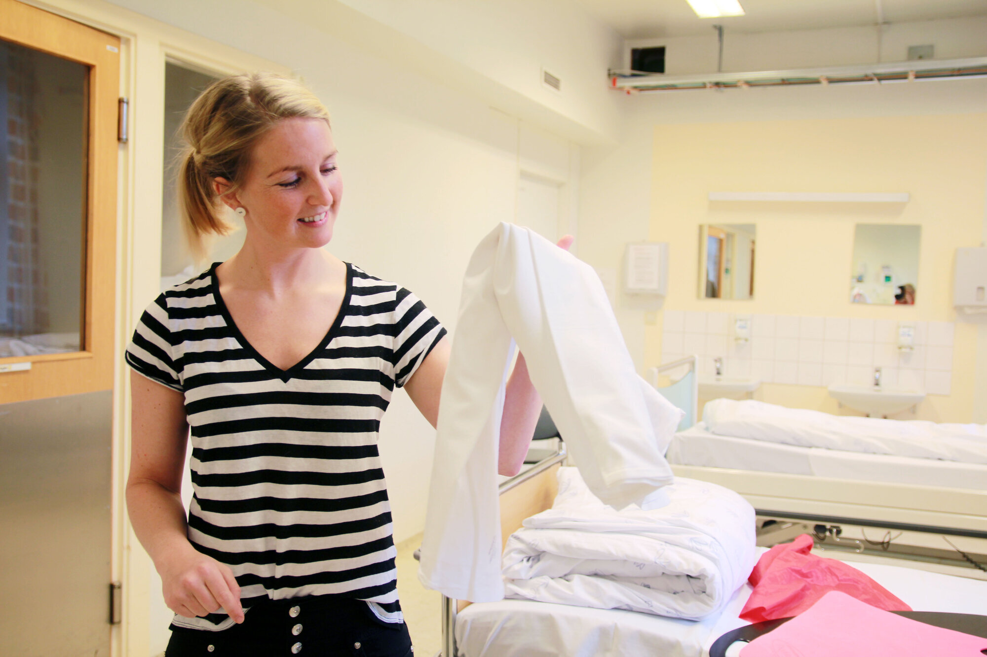 Bedriftsfysioterapeut Anne Aschehoug Loftu viser frem et stikklaken. Bildet viser bedriftsfysioterapeut Anne Aschehoug Loftu som viser frem et stikklaken.