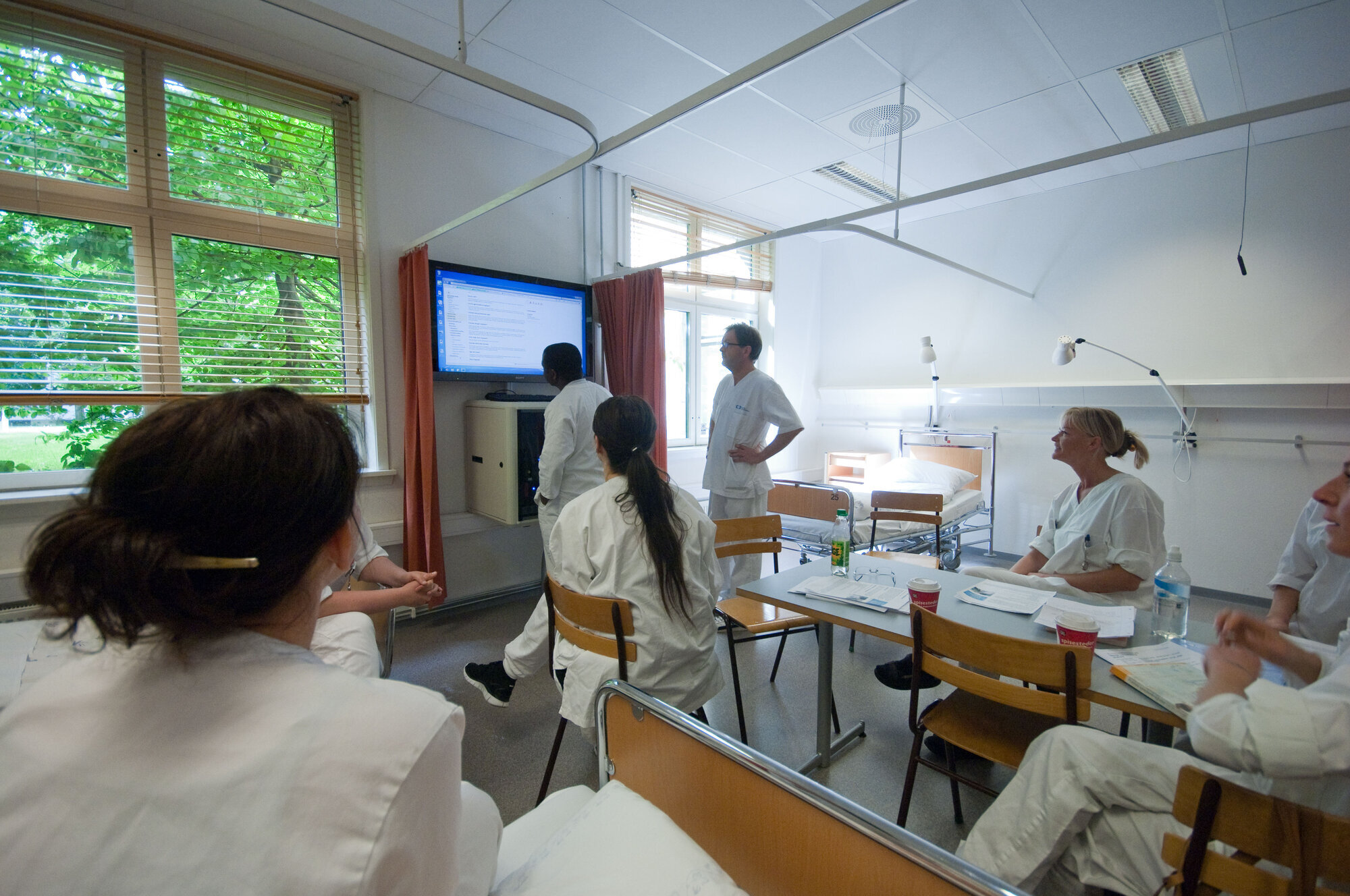 Sykepleierstudenter ved HiOA Bildet viser sykepleierstudenter ved Høgskolen i Oslo og Akershus inne i et undervisningsrom. Alle har uniformer på.