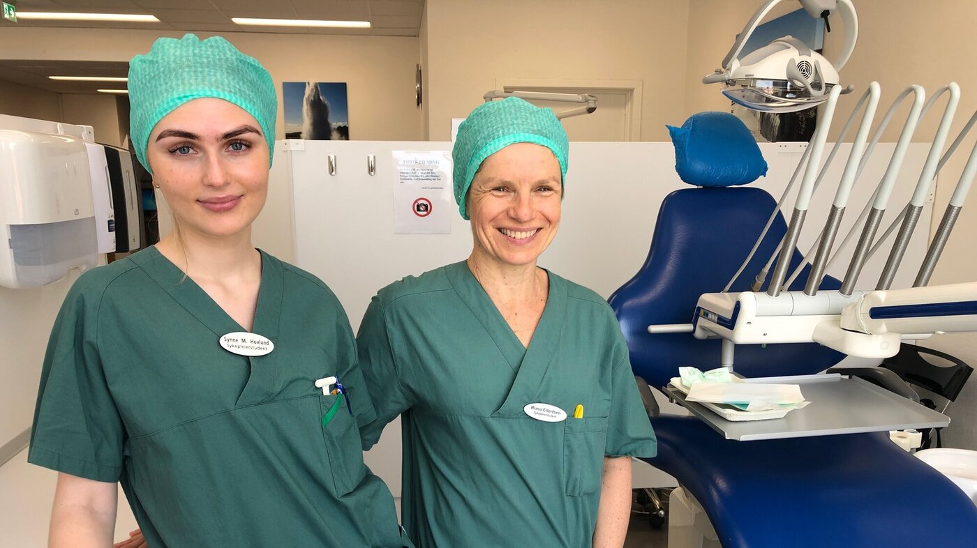 Sykepleierstudentene Synne M. Hovland og Runa Eilertsen har hatt kirurgisk praksis på Odontologisk fakultet.