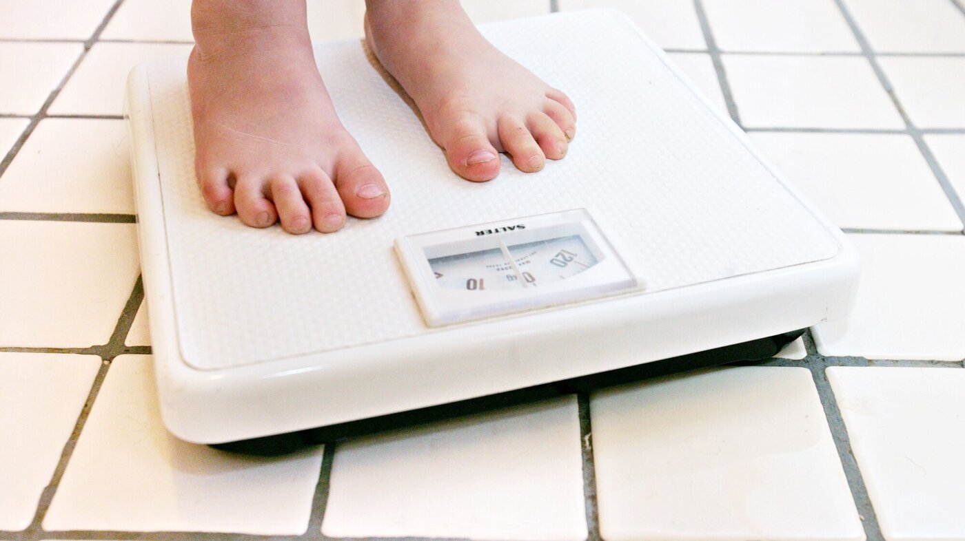 Bildet viser barneføtter på en vekt.