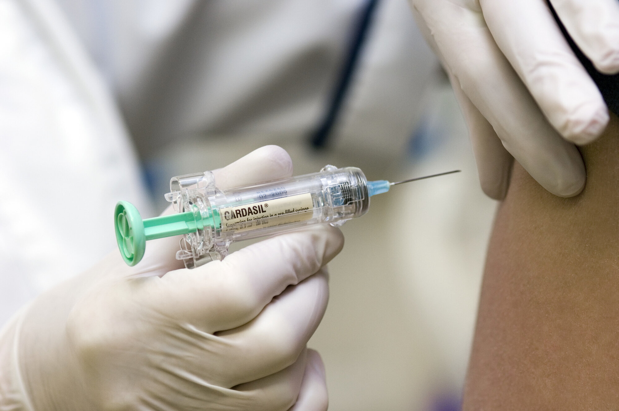 hpv-vaksine, hpv Bildet viser en arm det blir satt vaksine i.