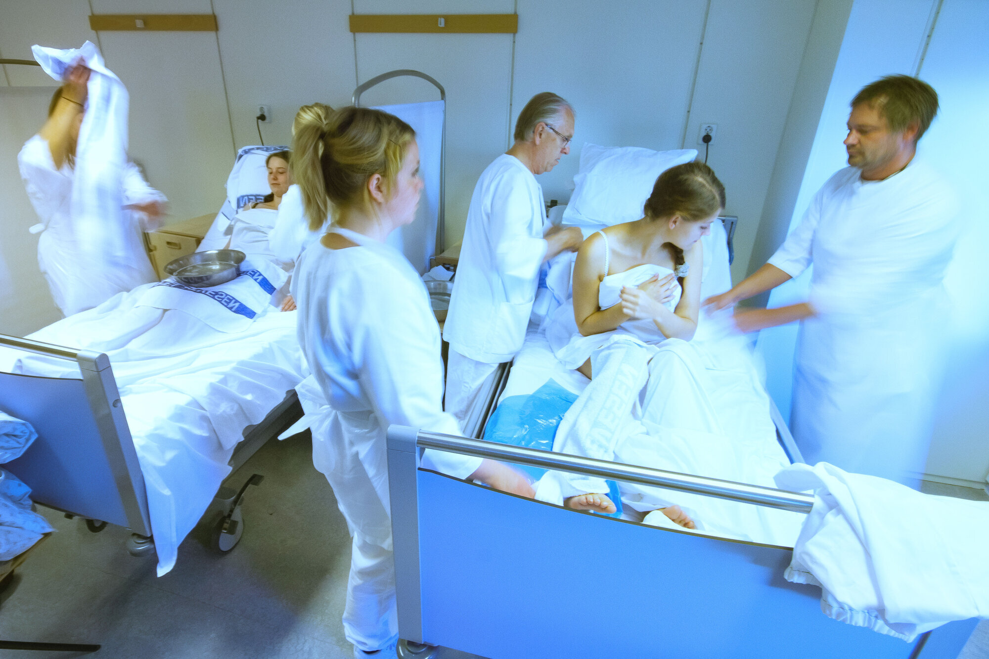 Studenter, Høgskolen i Østfold Bildet viser studenter som øver på stell i seng.