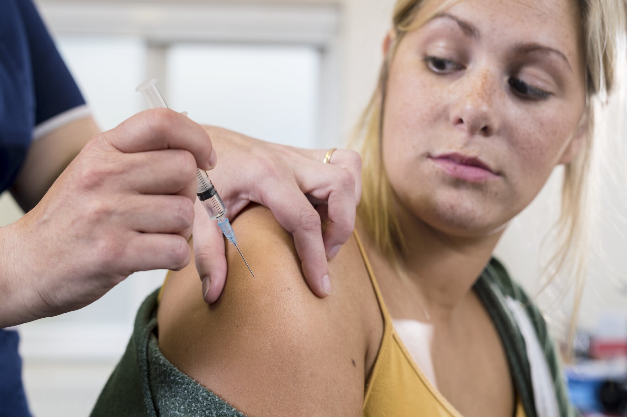 Hpv, hpv-vaksine Bildet viser en ung jente som får hpv-vaksine av en sykepleier.