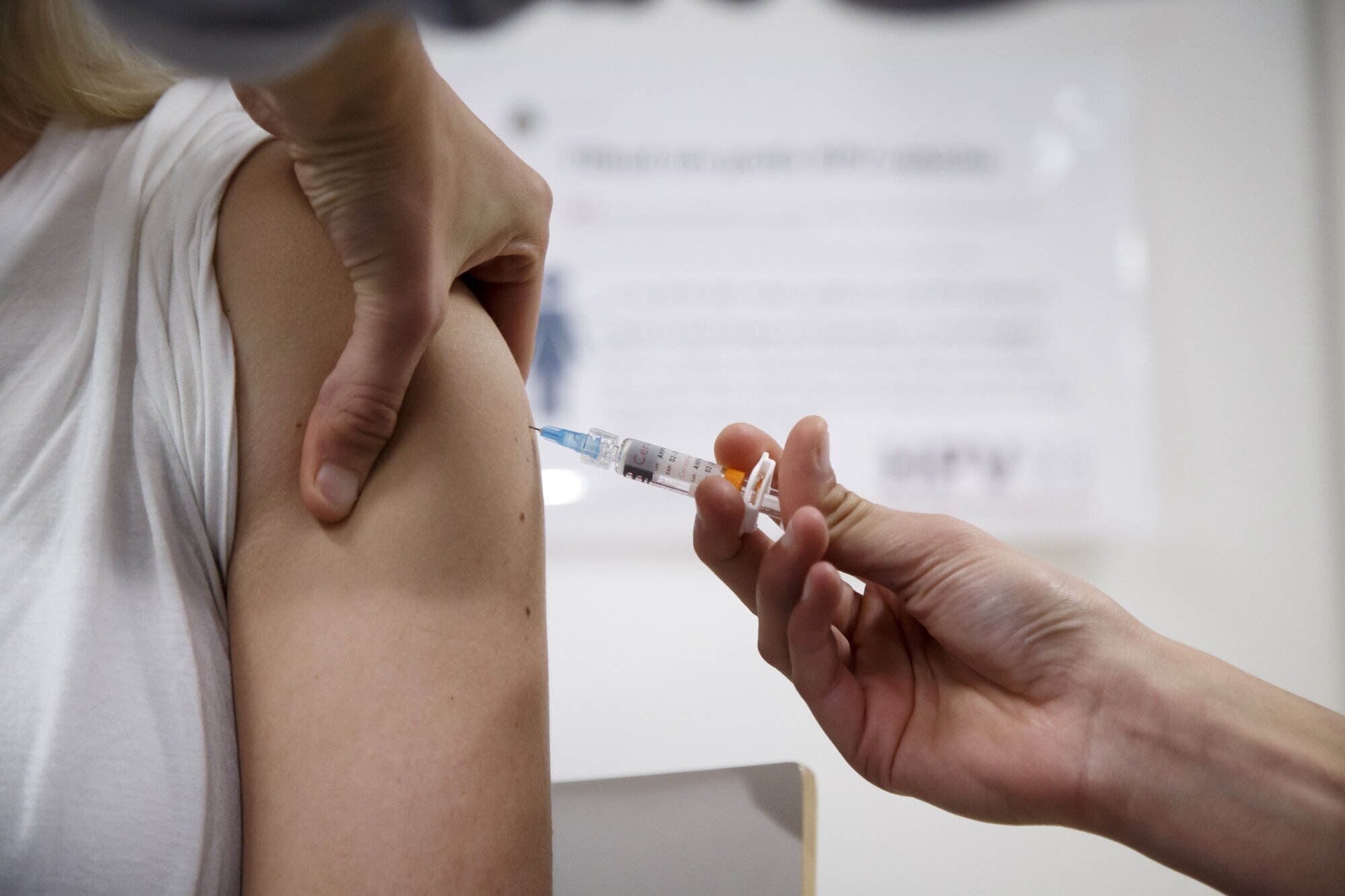 hpv-vaksine, hpv Bildet viser en arm det blir satt vaksine i.
