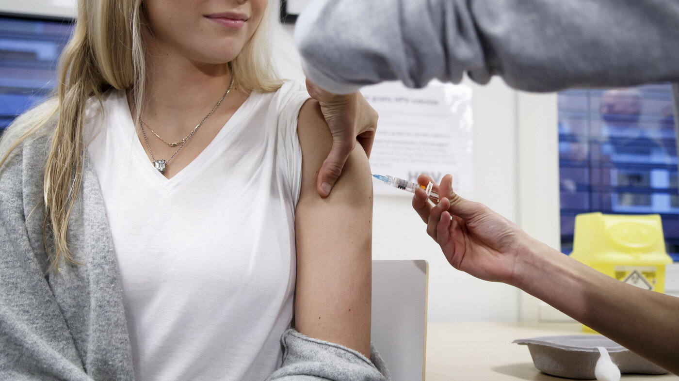 hpv-vaksine, hpv, vaksine Bildet viser en ung kvinne som får hpv-vaksine.