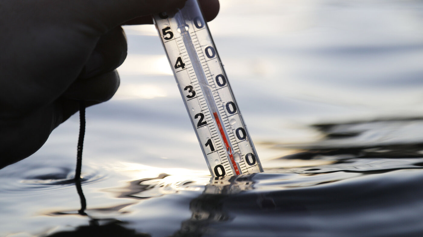 Bildet viser et termometer som måler tjuetre grader i sjøen på Paradisbukta på Bygdøy