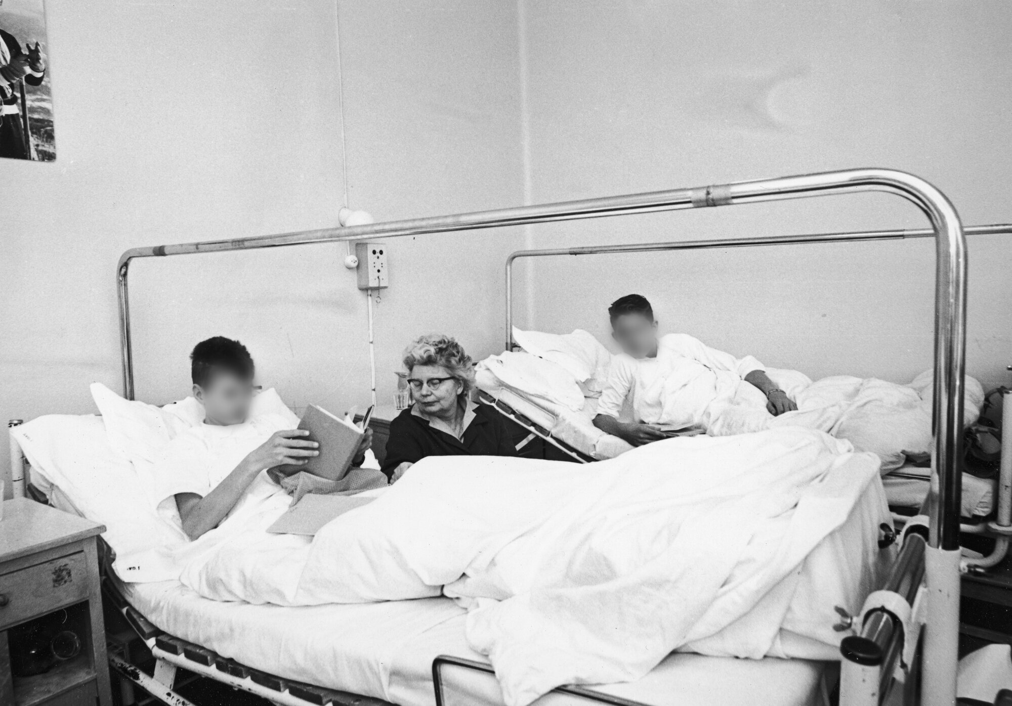Sophies Minde, gutterom Bildet viser to gutter i hver sin sykehusseng, en eldre kvinne sitter mellom dem.