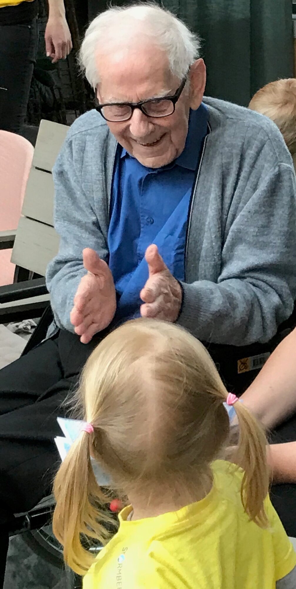 eldre mann snakker med lita jente Bildet viser eldre mann som snakker med ei lita jenta