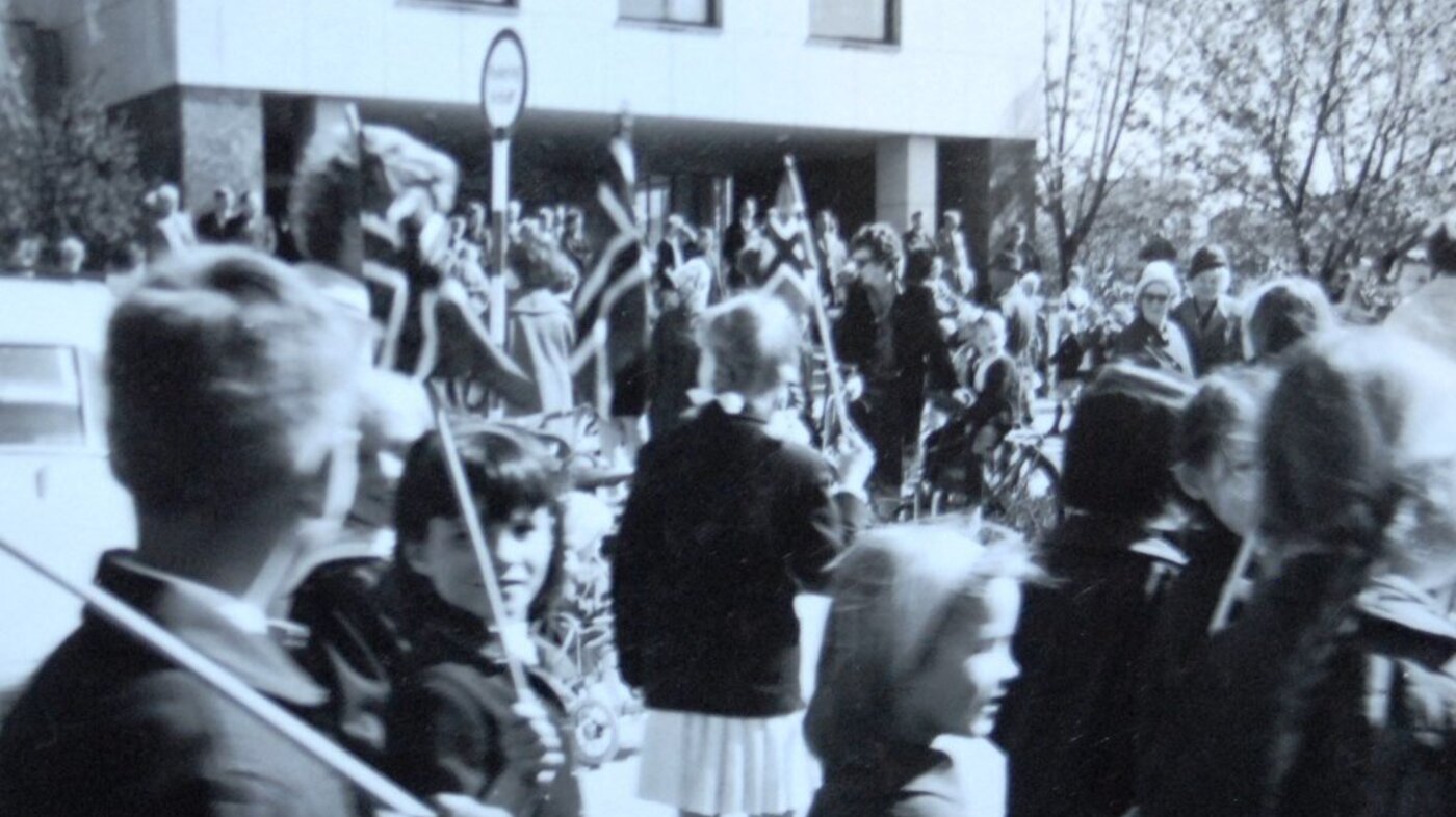 Det var i skolegården Melinda syntes hun ble integrert. Her fra en av de første 17. mai-feiringene i det nye landet. Bildet viser Melinda som barn i Marienlyst skolegård på 17. mai.