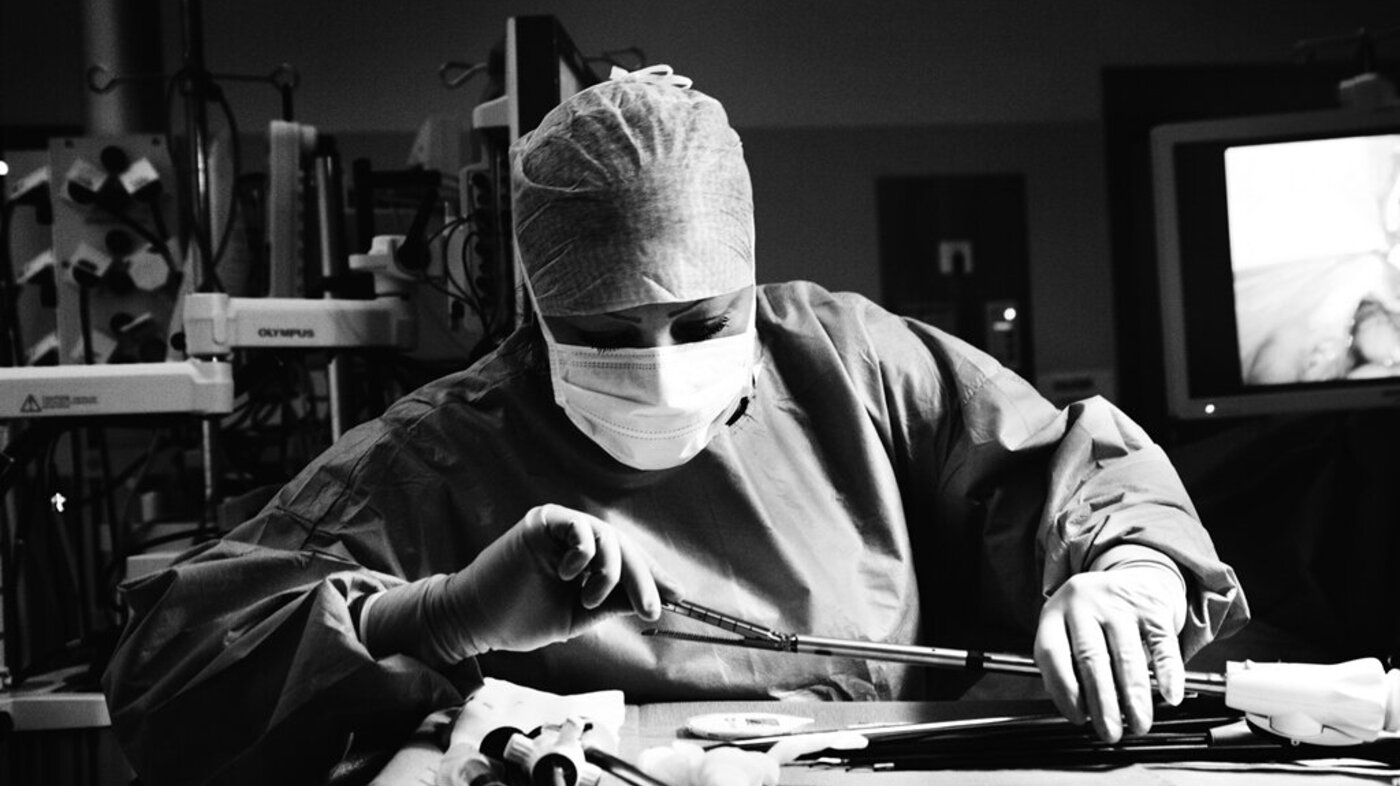 Operasjonssykepleier forbereder operasjon