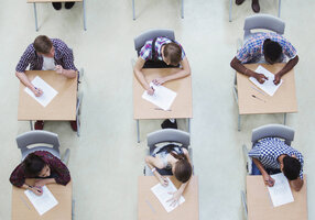Bilde av studenter som tar eksamen