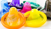 Bildet viser fargerike kondomer.