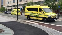 Bildet viser to ambulanser