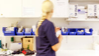 Bildet viser en sykepleier i arbeid