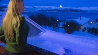 Bildet viser Lill Sverresdatter Larsen hjemme i Tromsø