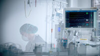 Bildet viser en sykepleier på intensivavdeling.