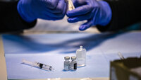 Bildet viser vaksine som blir gjort i stand.