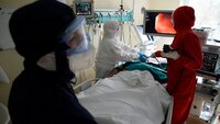 Helsepersonell på et sykehus i Moskva i Russland som har på seg verneutstyr for å beskyttes mor covid-19-smitte. 