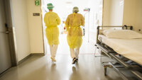 Sykepleiere i korridor