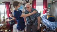 Bildet viser fysioterapeut og mobilisering av pasient