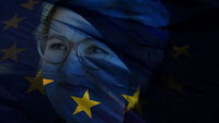 Ingvild Kjerkol omgitt av EU-flagget