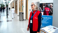 Bilde viser sykehusvert Anne Margrete Riis Opheim på jobb ved Rikshospitalet