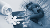 Montasjen viser et glass med piller og en kvinne som ligger i fosterstilling i senga