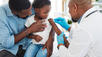 Et barn blir vaksinert