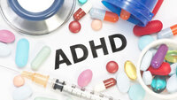 Bildet viser piller på en bordflate hvor det er skrevet ADHD