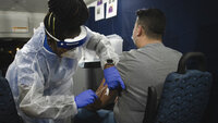 Bildet viser en mann som får vaksine mot mpox, tidligere omtalt som apekopper