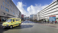 Bildet viser en ambulanse som står parkert ved St. Olavs hospital i Trondheim