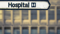 Bildet viser skilt til sykehus