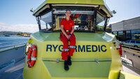 Bildet viser sykepleier på ambulansebåt