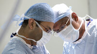 Bildet viser to kirurger som opererer