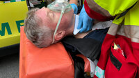 pasient som får satt på plaster på halsen