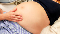 Bildet viser en gravid mage