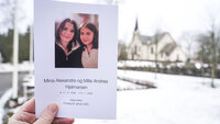 Bildet viser begravelsesprogrammet for tvillingene Mina Alexandra og Mille Andrea Hjalmarsen, som ble funnet døde av overdose i Spydeberg.