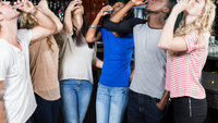 bildet viser ungdommer som drikker