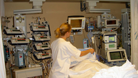 Bildet viser en sykepleier på en intensivavdeling