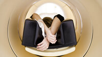 Bildet viser en person som ligger i en CT-trommel.